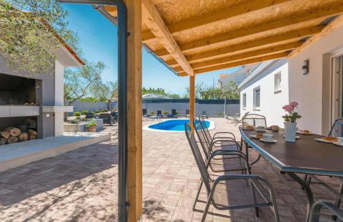 3 Bedroom Cozy Home In Sikovo - Foto 12