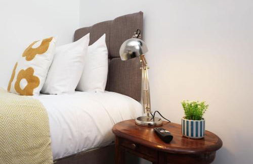 Modern 3 Bed - M4 ACCESS - Wi-Fi - Photo 30