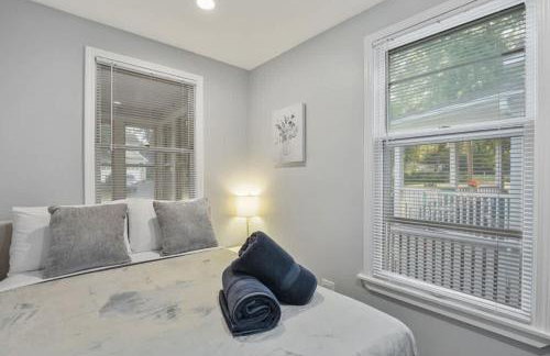 Cozy Chic 4BD 2BA Home in St Charles - Foto 17