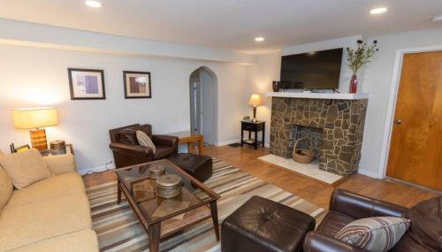 Updated & Comfy Bungalow with Parking Easy Access - Foto 2