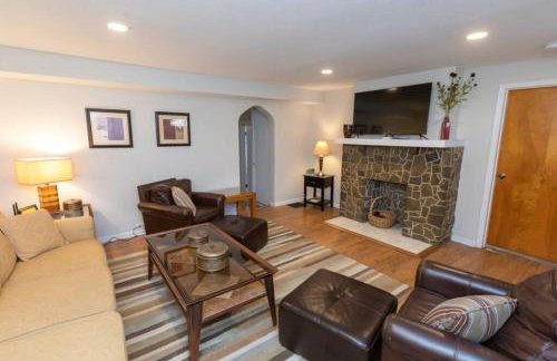 Updated & Comfy Bungalow with Parking Easy Access - Foto 2