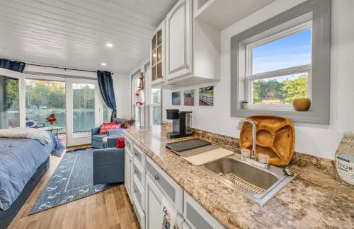Tiny House Boat on a Tiny Lake Retreat - Foto 17