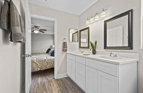 Retreat with Heated Pool in a Serene Community - Foto 20