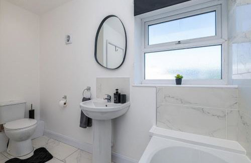 4BR New Build - Near Ferry Port - Great for Groups - Foto 6