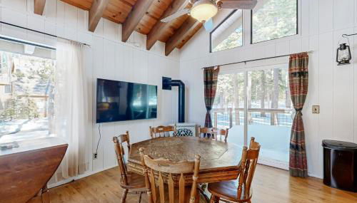 Less Than 2 Mi to Tahoe Donner Ski Resort Serene Retreat - Foto 5