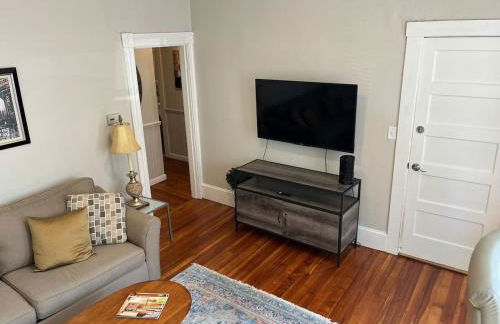 Downtown Beverly 5 Min to Salem - Photo 1