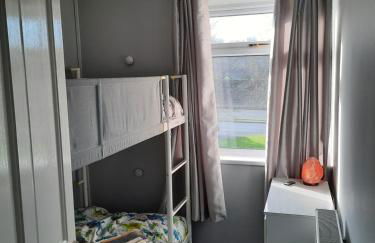 Cosy 3 bedroom residential house, private garden, 30 minutes from Alton Towers, 5 minute walk to Trentham Gardens. - Foto 3