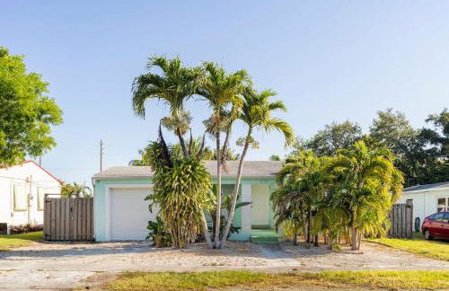 Fun Family-Friendly Poolside Escape Near Beach - Foto 43