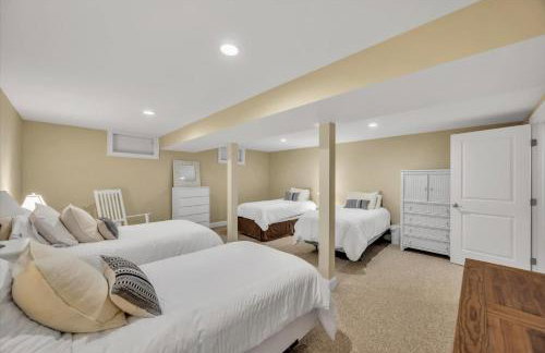 Stay 1 Block from Ocean at 7-Bed Retreat with Yard, Deck and Game Room, Host Up to 22 Across 16 Beds, Gas Fireplace, Gas Grill, Ample Parking, Walk to Menauhant Beach, Perfect for Family Getaway, 24 Hr Hospitality - Foto 38