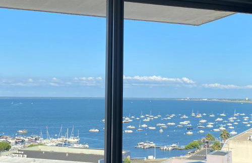 Aux pieds des plages, du port, de la piste cyclable et des commerces de proximité, un studio au dernier étage avec une vue panoramique sur le Bassin d'Arcachon, entièrement rénové, dans une résidence avec piscine - Foto 14