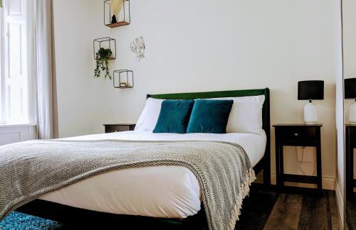 Sterling Stylish 2 bedroom Central Modern Apartment - Photo 18