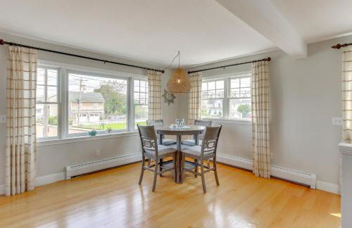 Walk to Beaches Sunny East Haven Home with Grill - Foto 6