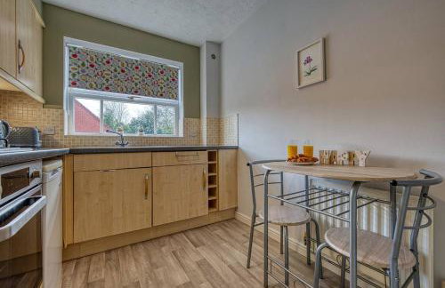 Solihull 2-Bed Flat with Parking-Ideal for Contractors, Business, Long Stays - Photo 19