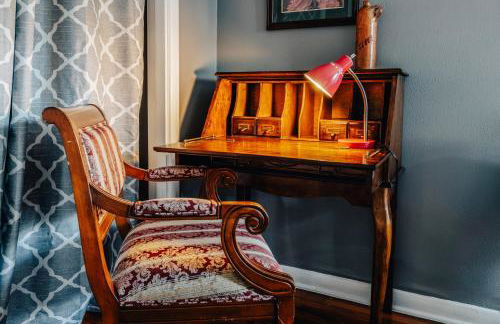 Cozy stay at Twin Treehouse in UT, Moody with Free parking - Photo 25