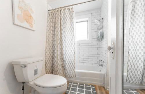 6 Bedroom Duplex Sleeps 14 Close to Lucas Downtown - Photo 37