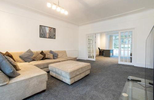 Pillo Rooms - Spacious 4 Bedroom Detached House close to Heaton Park - Foto 9