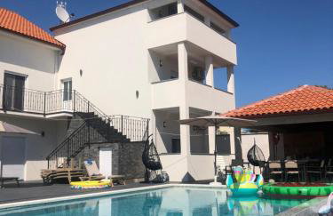 MK Apartments - Photo 2