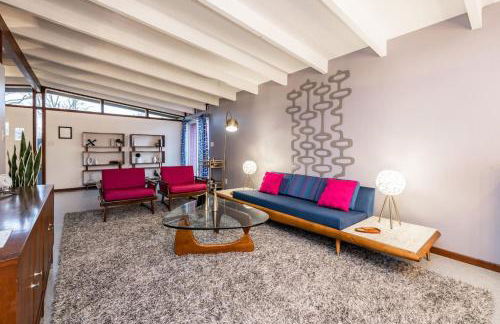 Mid-Century Style And Class In Quiet NE Location - Foto 8