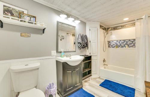 Updated Cabin with 2 Suites, Fire Pit and Forest Views - Foto 21