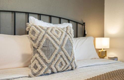 Bus Stop Saloon - Cave Creek with Spa - Photo 71