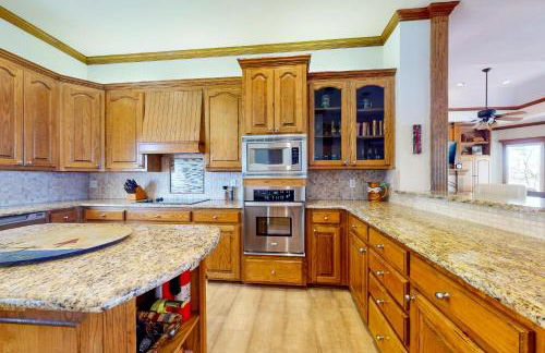 Lakefront Estate Stunning Views, Deck, Bar and Dock - Foto 13