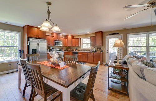 Lakefront Gilbertville Haven with Private Boat Dock! - Foto 6