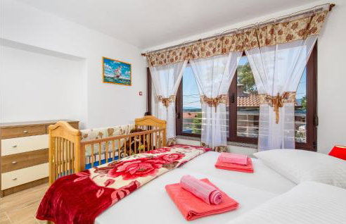 5 Bedroom Amazing Apartment In Viskovo - Photo 32