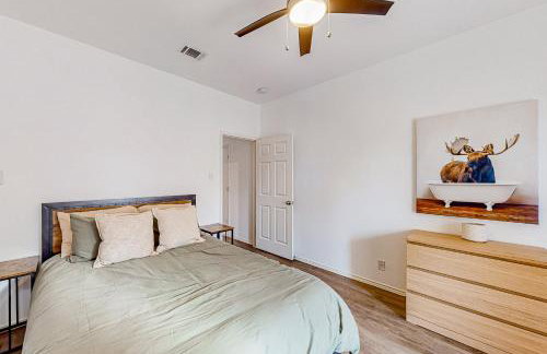 Beautiful dog-friendly home with fireplace, large yard, hammock, W/D, and AC - Foto 26