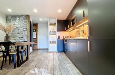 Modern 2BR Apt with Mountain Views & Private Parking - Foto 16