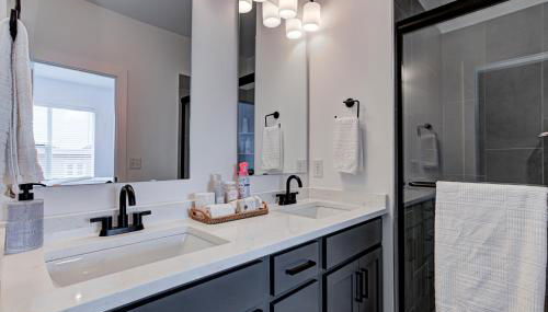 Downtown 1 mi Sleeps 6 wRooftop 3BR 4BED New built Modern Stylish Luxury - Foto 1, towels