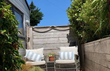 Ocean Drive Deluxe Apartment with use of the Day time Beach Hut - Foto 16