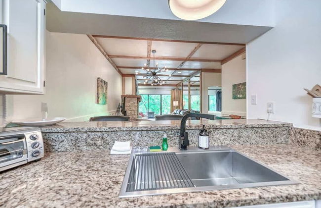 Luxurious Riverfront Condo Just 1 Blk to Schlitterbahn! - Foto 10