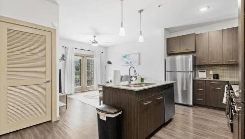 Luxe 2B/2B Getaway - Pool, Gym, Garage, Pet Wash - Photo 3