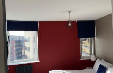 Modern 2 Bedroom Penthouse with Balcony & Parking - Foto 12