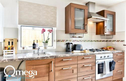 Double Room with a shared Kitchen and bathroom in a 5-Bedroom House at Hanwell - Photo 7