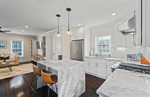 Upscale Azure by Saratoga Stays - Photo 14