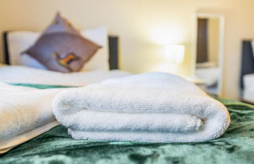 Spacious 4 Bedroom Home Near City Centre Sleeps 11 with Free Parking - Foto 46