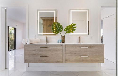 April Sale! 4BR - Private Yard, Grill, Soaking Tub, Near Coral Gables & MIA Airport - Foto 13