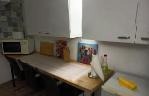 100 qm Apartment,WLAN, TV free Parking,24 h check-in, ,full kitchen,Untergeschoss ,3 Schlafzimmer -Wohnzimmer integriert - Foto 11