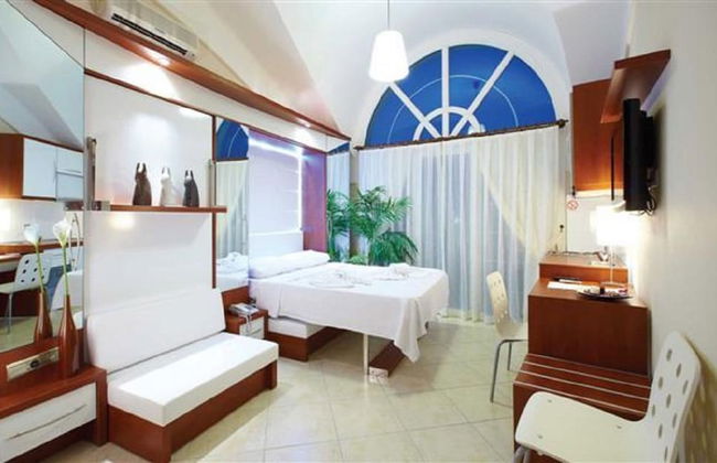 Seahorse Deluxe Hotel - Photo 3