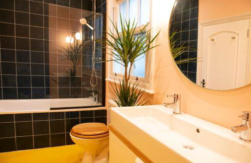 Stunning 3-bedroom townhouse in superb location - Foto 12