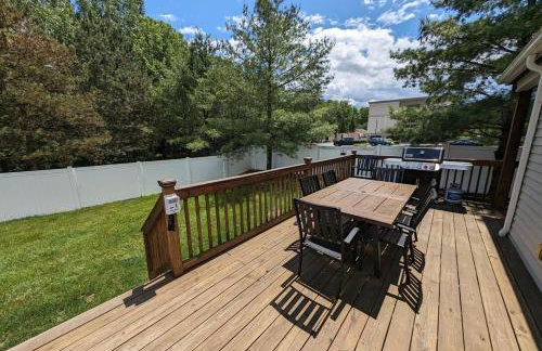 Luxurious Lake Retreat with Hot Tub and Walk to Beach - Foto 31