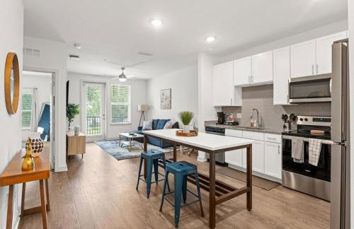 Trendy 1BR Apt with King Bed Pool Gym and Close to Beach - Foto 17