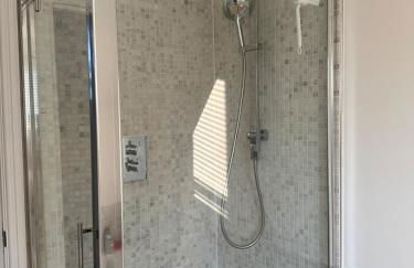 Contemporary detached house short train to London - Photo 24