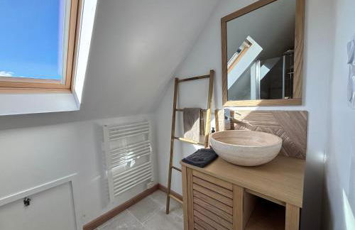 Saint Ho Mer Maison lumineuse vue mer 8 pers 4 chambres 2 sdb 2 WC étage rénové en 2025 belle terrasse grand jardin clos parking 8 mn à pied petite plage grand jardin près de Port en Bessin, Bayeux et plage Omaha beach - Foto 26