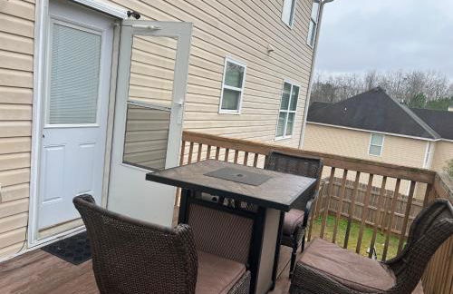 Deck, BBQ Grill, Backyard Fire Pit, Pool, Jacuzzi Tub, 65 inch TV - Foto 21