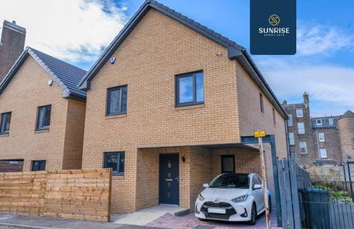L1 - INVOICE and REDUCED PRICE only via SUNRISE SHORT LETS DUNDEE, Large 4 Bedroom House with 6 Beds and 3 bathrooms, TVs in each room, Free Parking, Fully Equipped, Local Amenities, Easy Ring Road Access, Special Rates and ONLY 9 Mins to STANNERGATE Port - Foto 49
