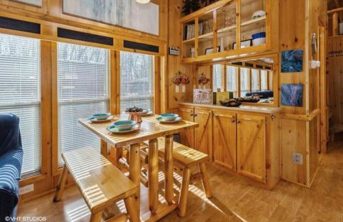 Knotty but Nice-sleeps 6-one minute to lake! - Foto 5