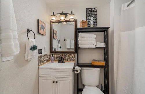 Bear’s Den Hideaway with Hot Tub - Foto 10