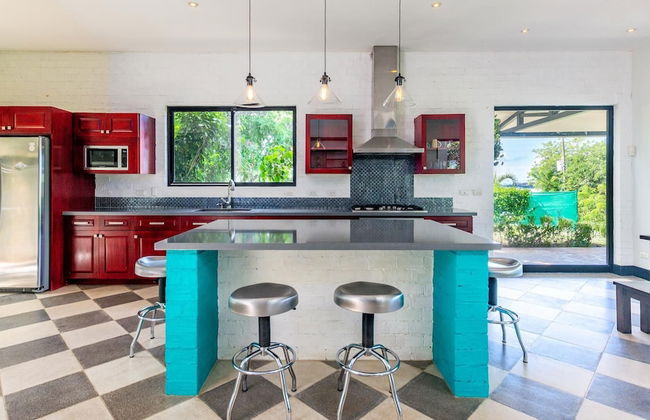 Nostalgic Retro Home on Luxurious Lot with a Private Infinity Pool and Ocean Views - Photo 9